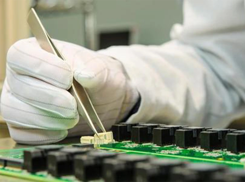 Por que a pinça ESD é importante no campo de experimentos eletrônicos?